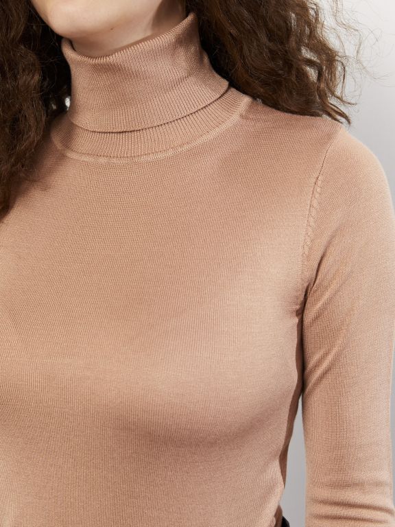 سويتر نسائي بأكمام طويلة وياقة سلحفاة لون بني فاتح