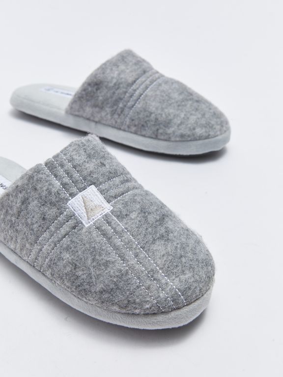Embroidered Closed Front Men's Indoor Slippers